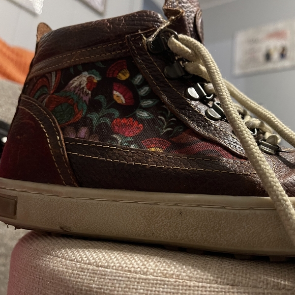 Boots - Picture 7 of 10